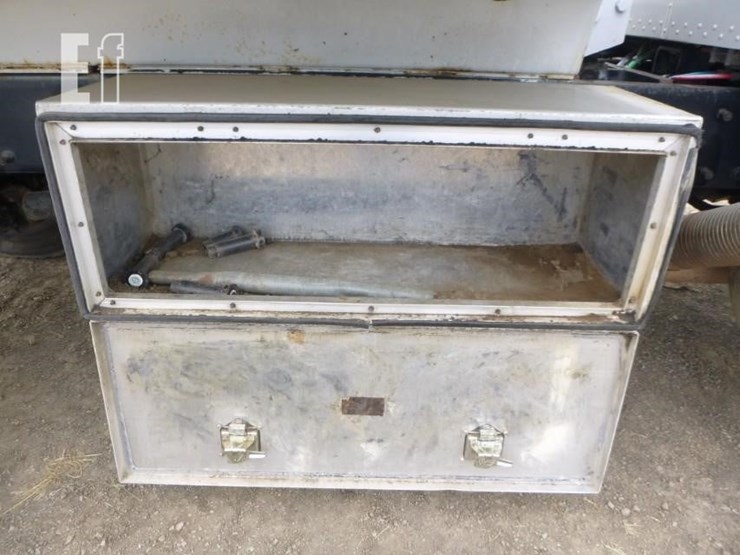 2000-peterbilt-330-image-32