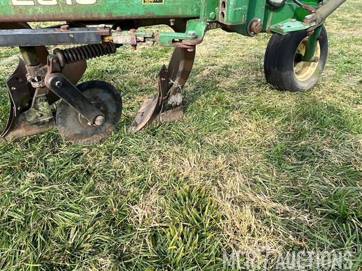 john-deere-2810-image-19