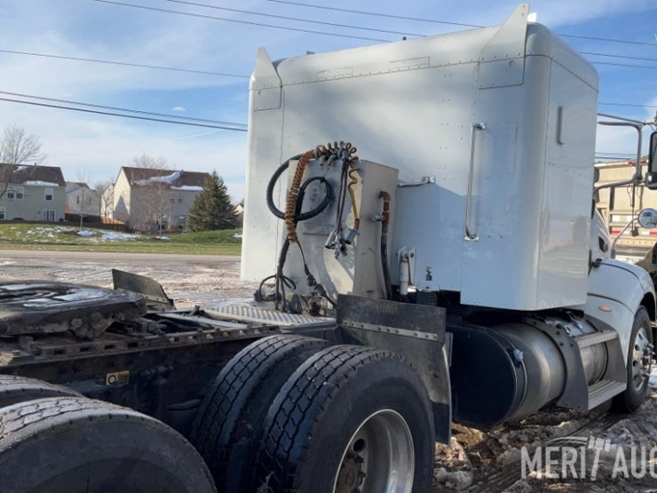2012-peterbilt-384-image-28