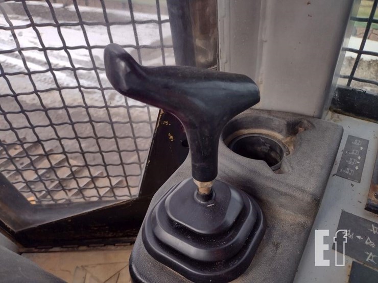 2005-caterpillar-d4g-xl-image-11