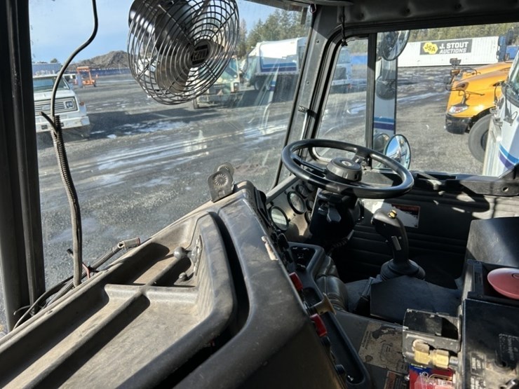 2012-peterbilt-320-image-12