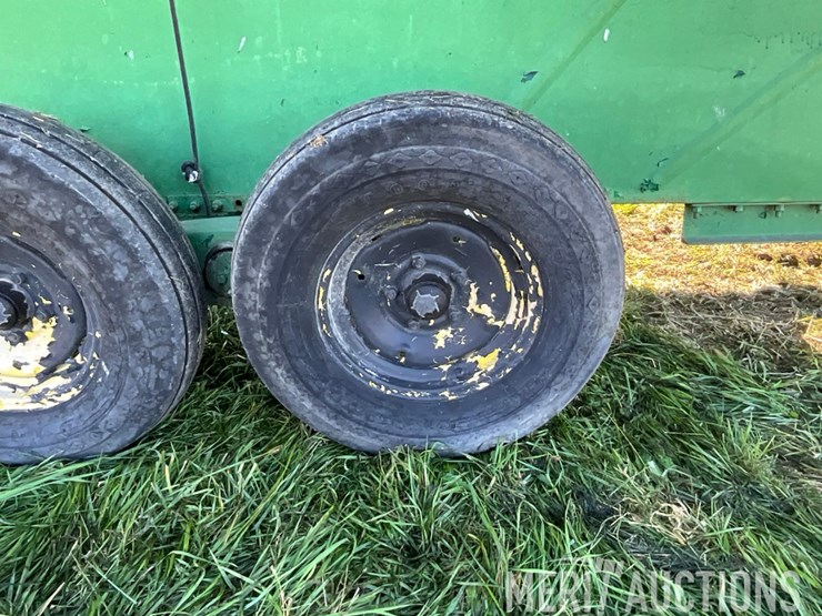 tandem-axle-2-compartment-feed-wagon-image-34