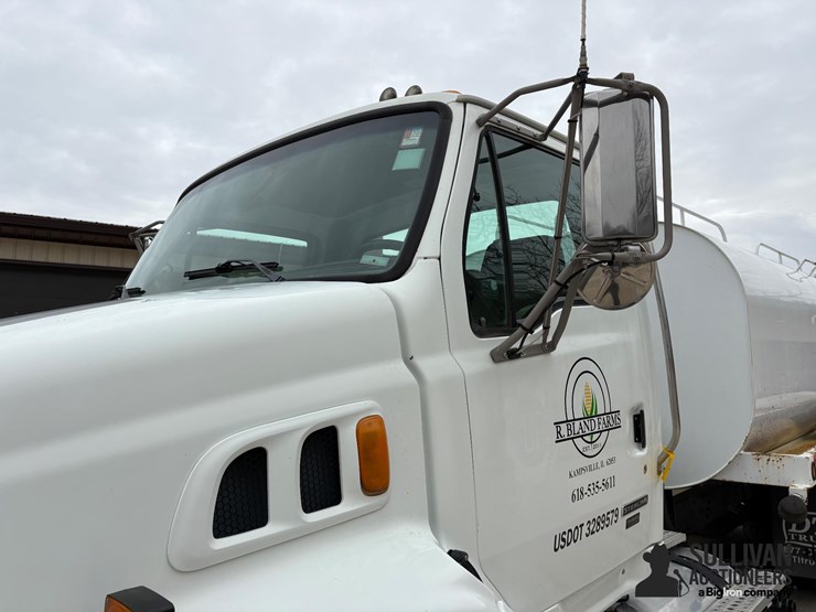 2009-sterling-l9500-image-10