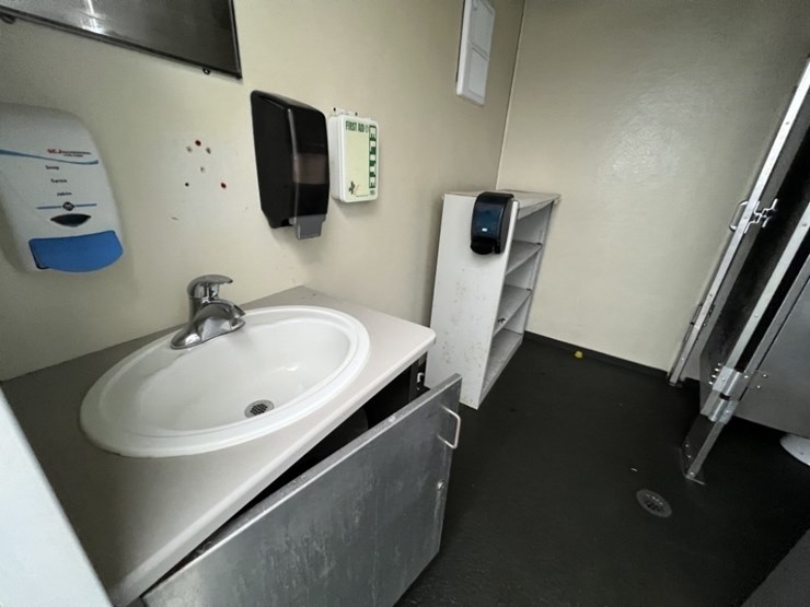 2006-acsi-tt24-102a-t/a-restroom-trailer-image-13