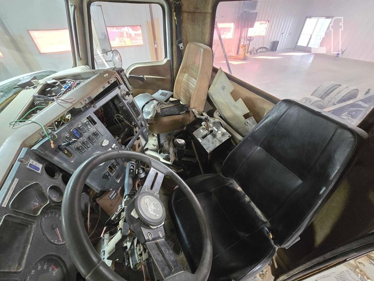 2012-mack-granite-gu713-image-9