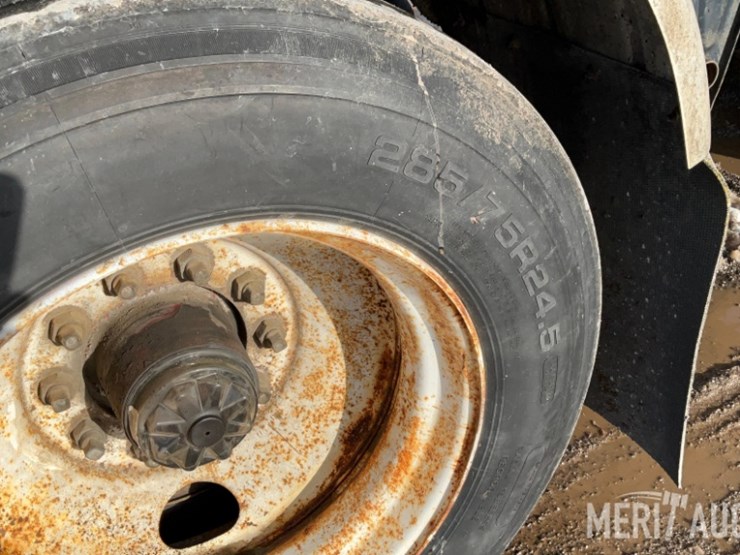 polar-mfg-co.-5,500-gallon-stainless-steel-tanker-image-22