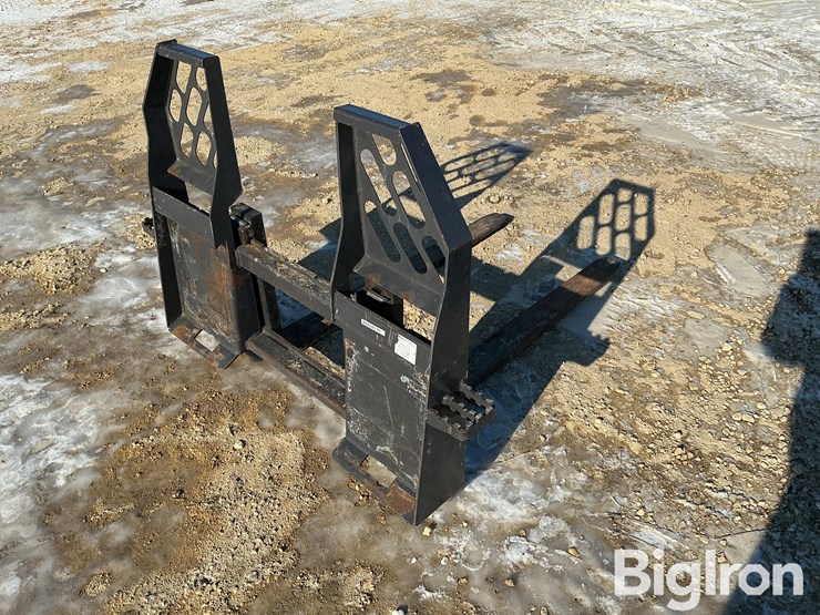 2015-melecio-4'-skid-loader-mount-pallet-forks-image-5