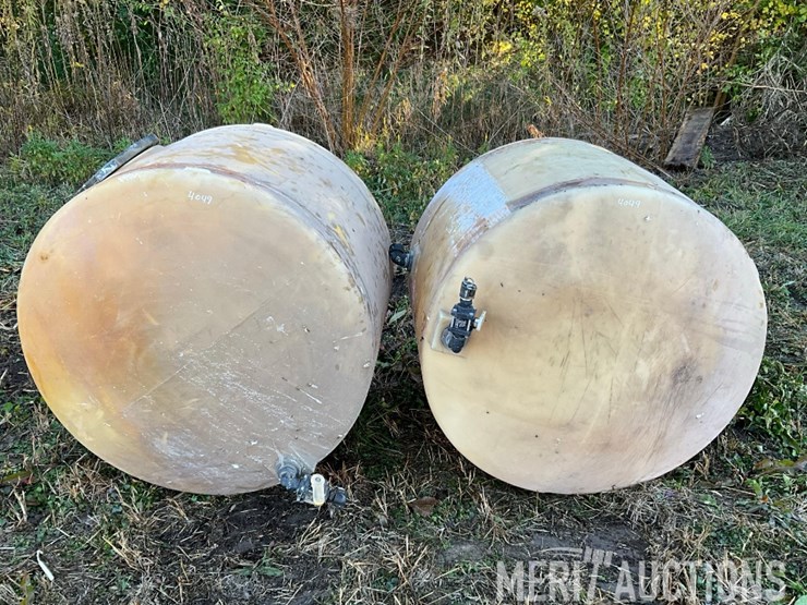 (2)-200-gallon-john-deere-poly-tanks-image-10