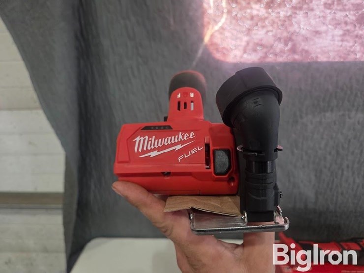 milwaukee-battery-operated-hand-tools-image-7