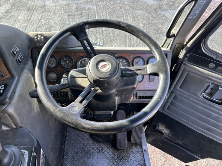 2012-peterbilt-320-image-19