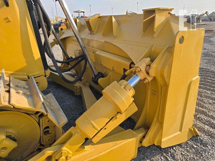 2020-caterpillar-d6-image-12