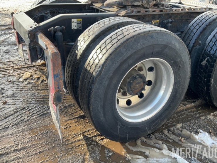 2012-peterbilt-384-image-26