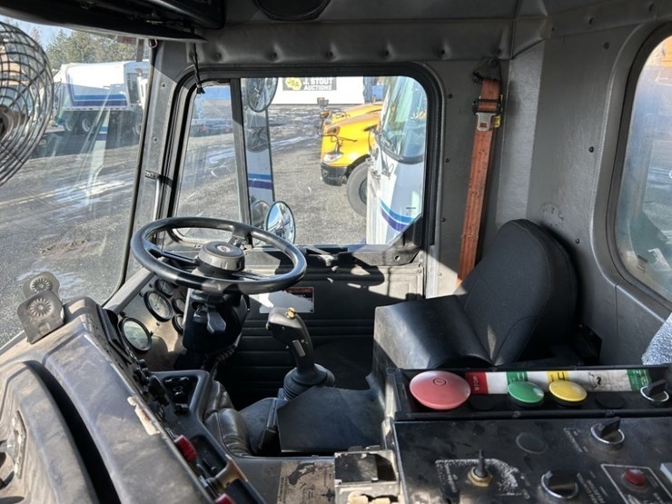 2012-peterbilt-320-image-11