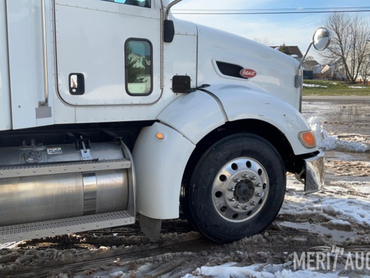 2012-peterbilt-384-image-33