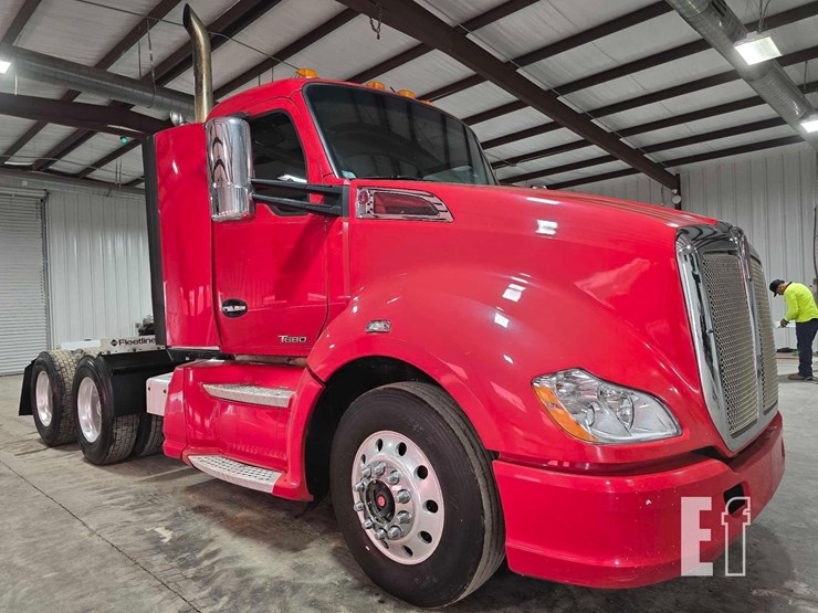 2015-kenworth-t680-image-2