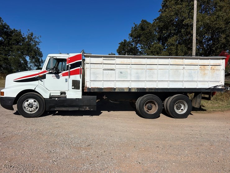 1995-international-8200-image-2