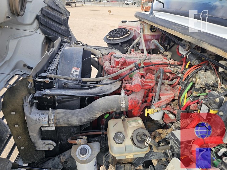 2011-freightliner-m2-106-image-6