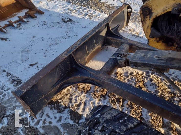 2013-deere-35d-image-24