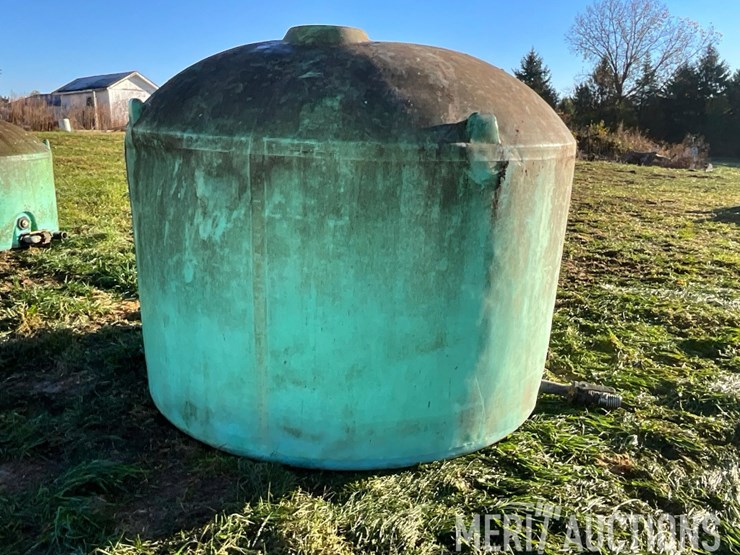 green-1,400-gallon-poly-tank-image-1