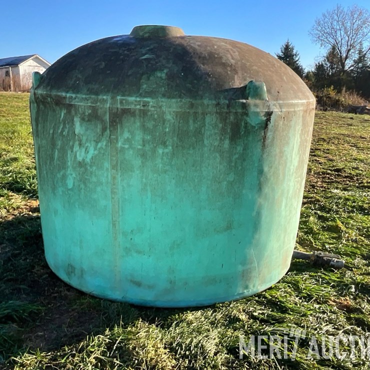 Green 1,400 Gallon Poly Tank