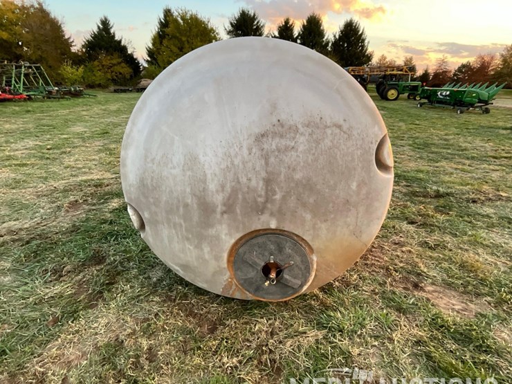 1,400-gallon-poly-tank-on-metal-stand-image-4