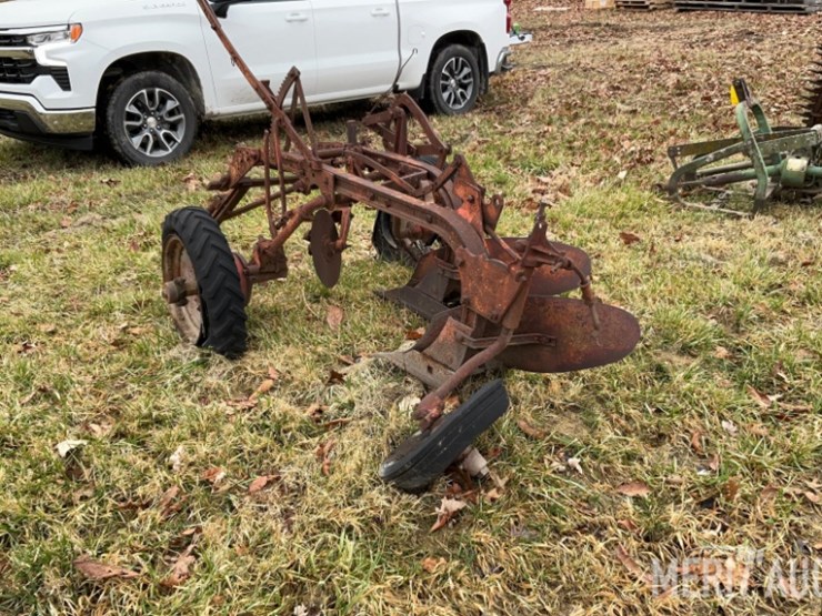 international-little-genius-2-bottom-plow-image-4