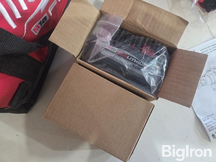 milwaukee-1"-square-ring-impact-wrench-image-14