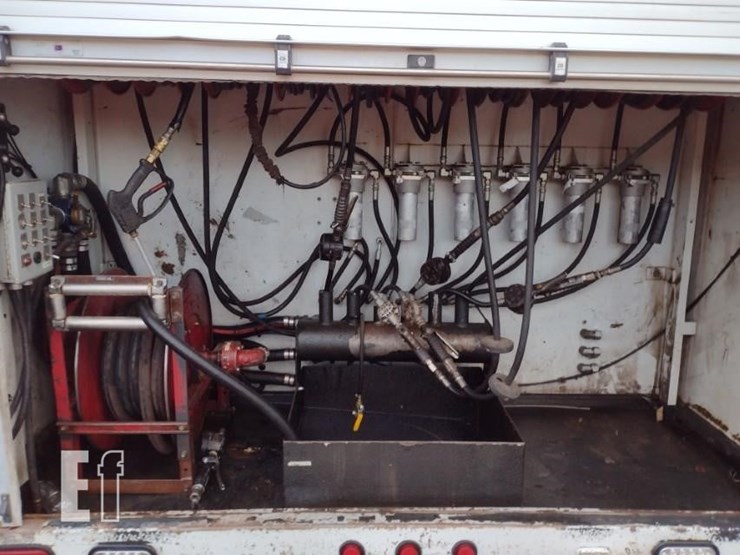 2008-peterbilt-365-image-32