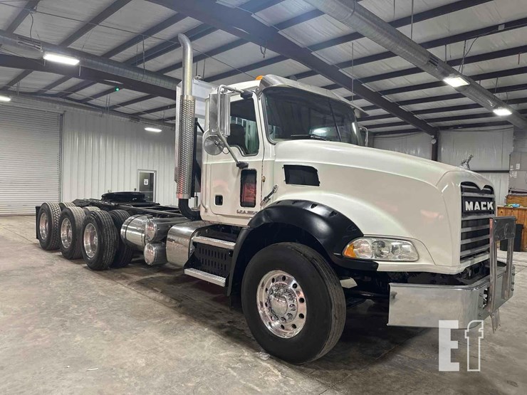 2012-mack-granite-gu813-image-2