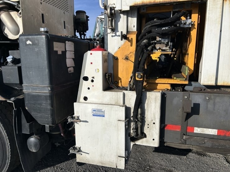 2012-peterbilt-320-image-27