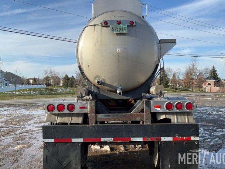 polar-mfg-co.-5,500-gallon-stainless-steel-tanker-image-6