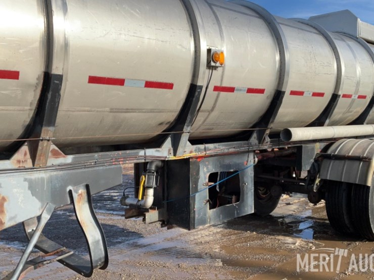 polar-mfg-co.-5,500-gallon-stainless-steel-tanker-image-18