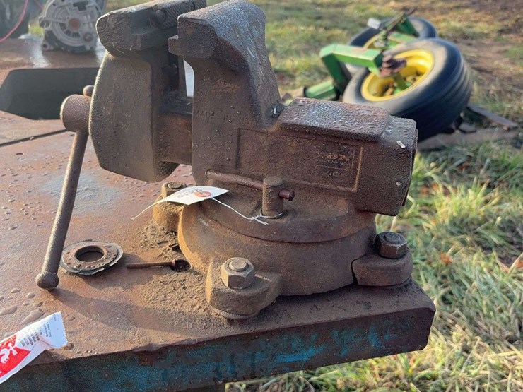 46"x46"-welding-table-36"t-with-vise-and-bench-grinder-image-7