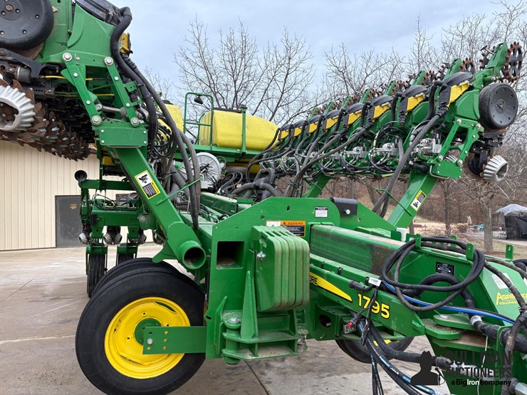 2019-john-deere-1795-image-10