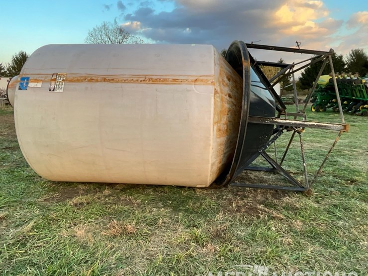 2,500-gallon-poly-tank-on-metal-stand-image-2