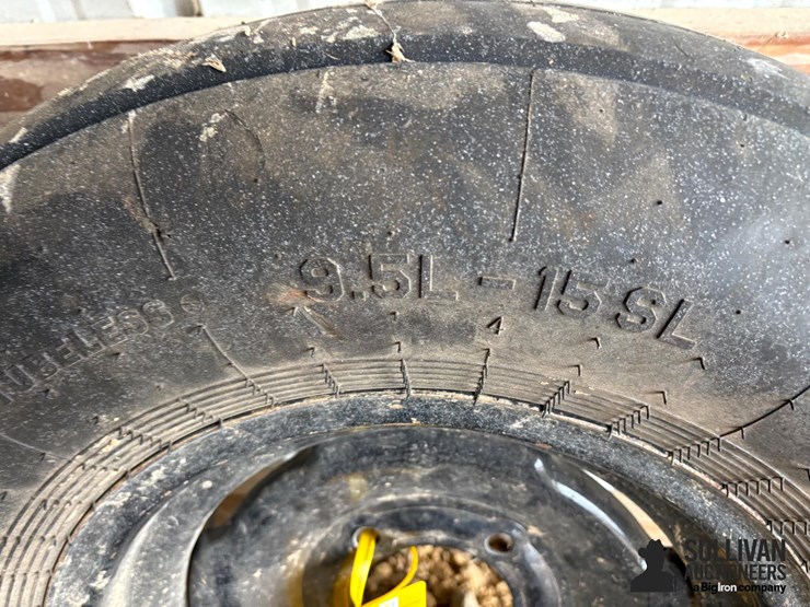 9.5l-15sl-tire-on-5-bolt-rim-image-6