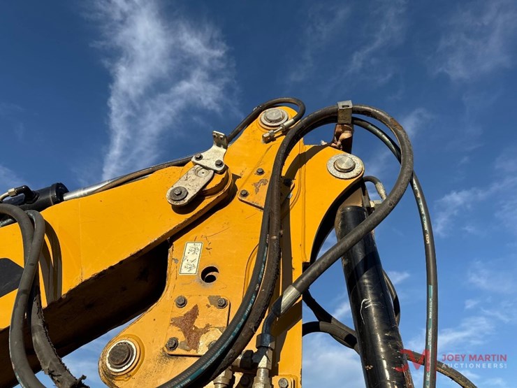 2019-caterpillar-420f2-image-12