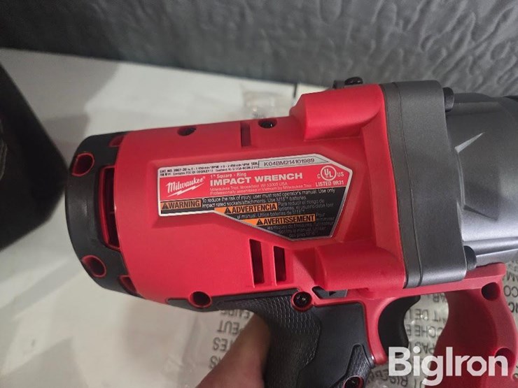 milwaukee-1"-square-ring-impact-wrench-image-8