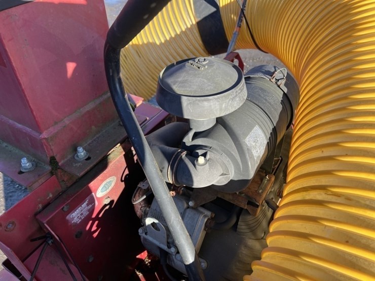 2012-giant-vac-tl29202bvg-towable-leaf-vacuum-image-11