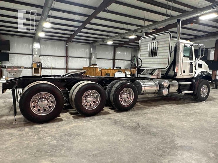 2012-mack-granite-gu813-image-4