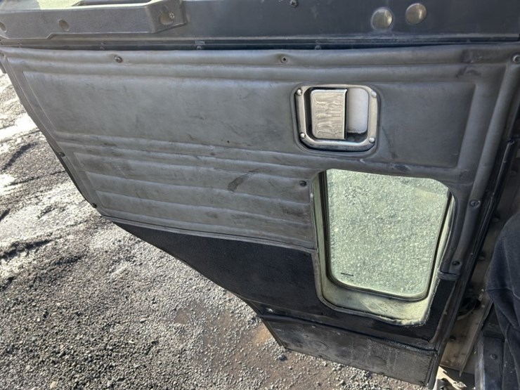 2012-peterbilt-320-image-15