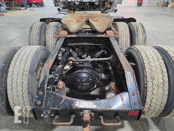 2013-volvo-vnl64t300-image-19