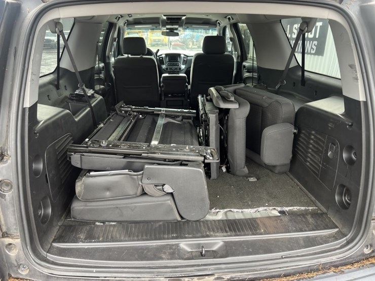 2016-chevrolet-suburban-image-23