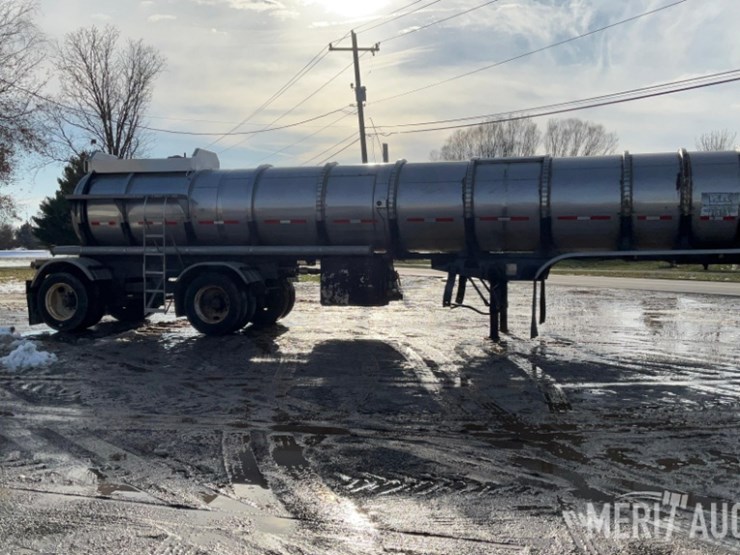 polar-mfg-co.-5,500-gallon-stainless-steel-tanker-image-9