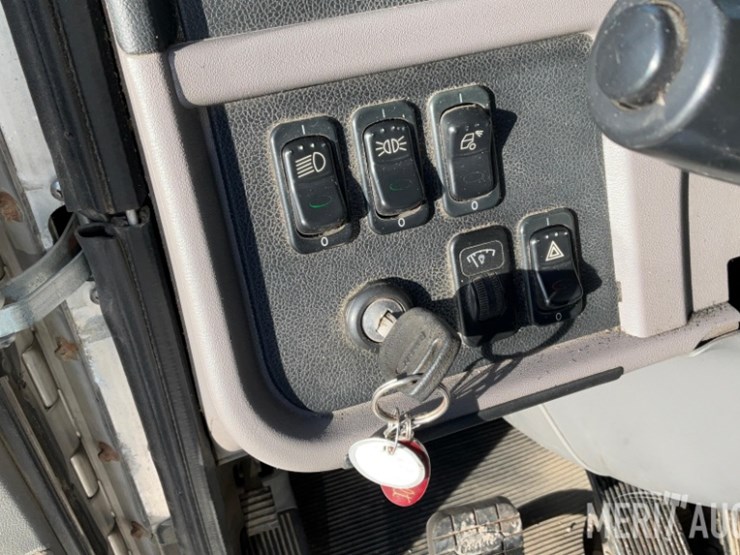 2012-peterbilt-384-image-47