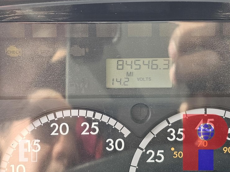 2011-freightliner-m2-106-image-9