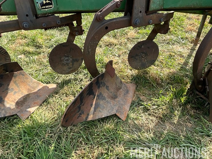 john-deere-2810-image-31