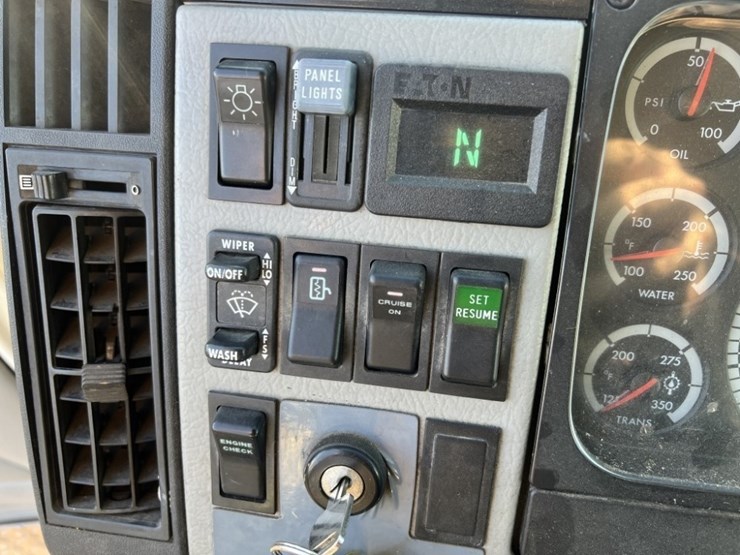 2002-freightliner-fl80-image-26