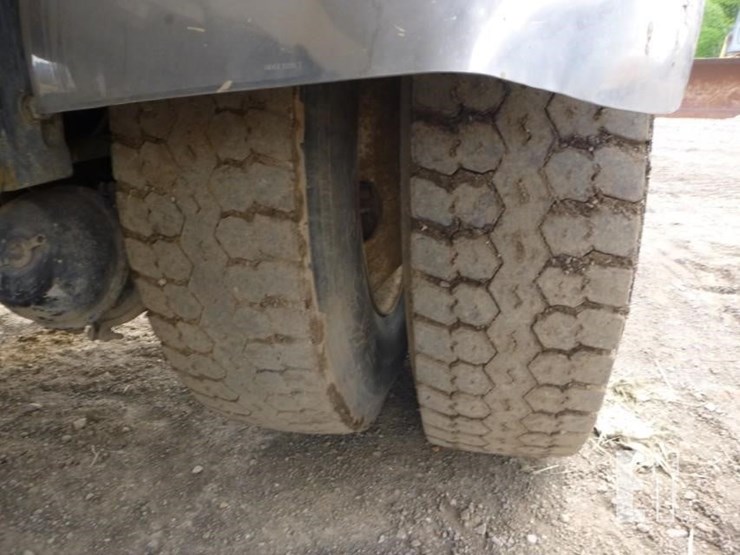 2000-peterbilt-330-image-29