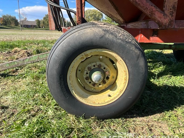 j&m-gravity-wagon-on-john-deere-gear-image-18